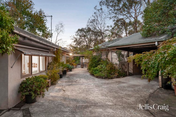 2 Storey Avenue Research 3095