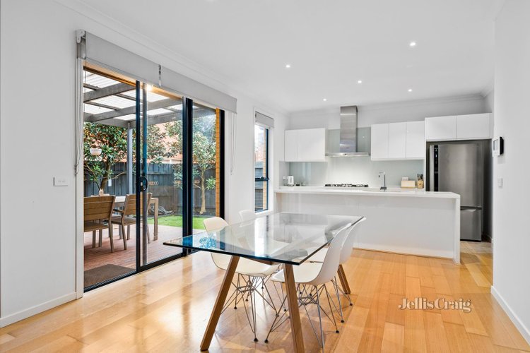 2 111 Blackburn Road Mount Waverley 3149