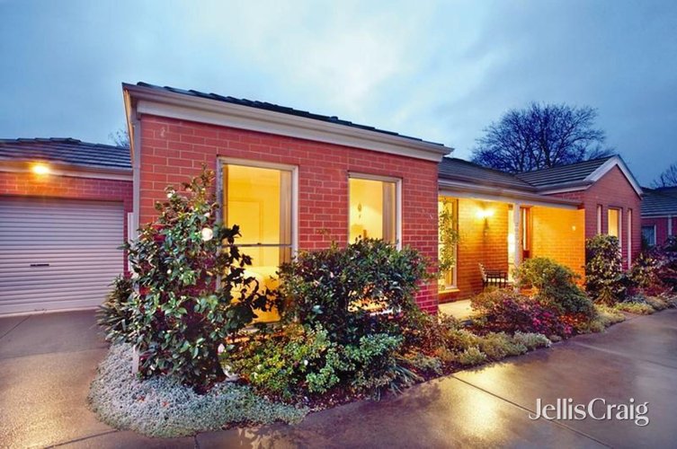 2/12 Exeter Street  Lake Wendouree 3350