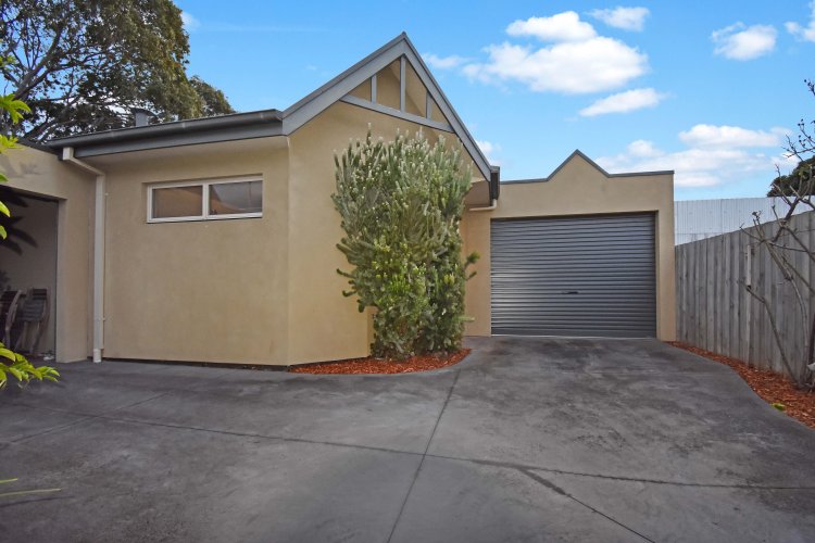 2/12 Rishon Avenue  Blackburn South 3130