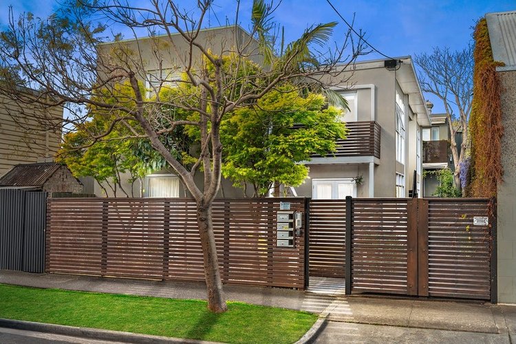 2/13 Young Street Albert Park 3206