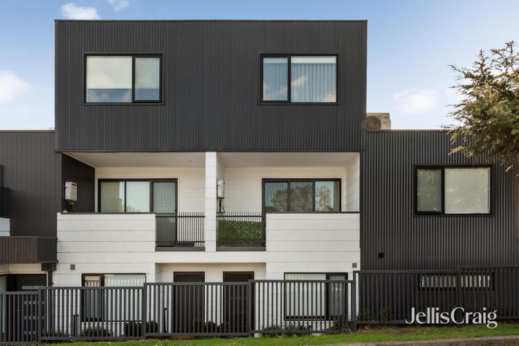 2 153A Albert Street Preston 3072