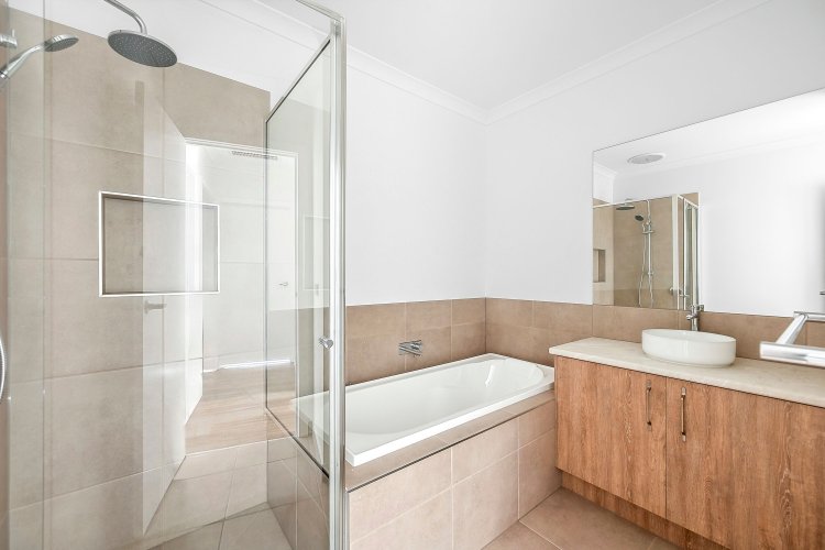 2/162 West Fyans Street, Newtown