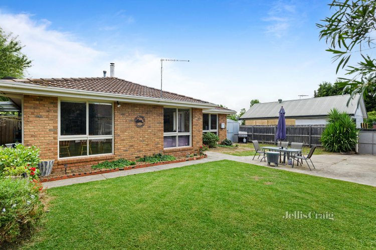 2 17 Macmeikan Street Whittlesea 3757