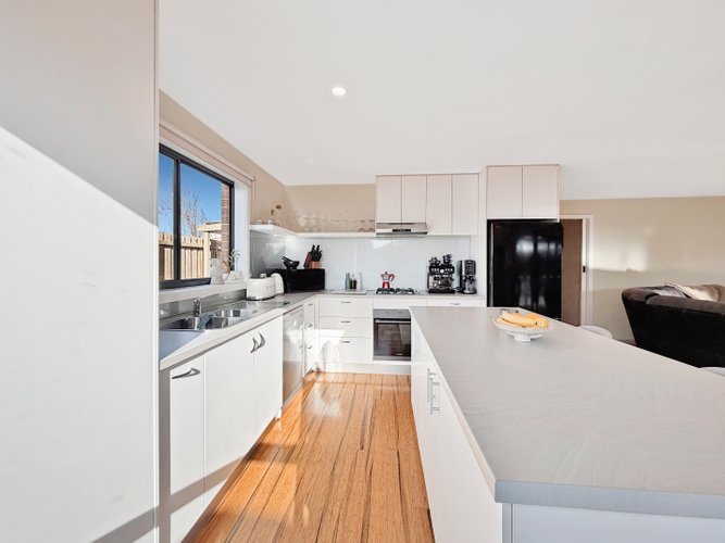 21B Paramount Crescent St Albans Park 3219