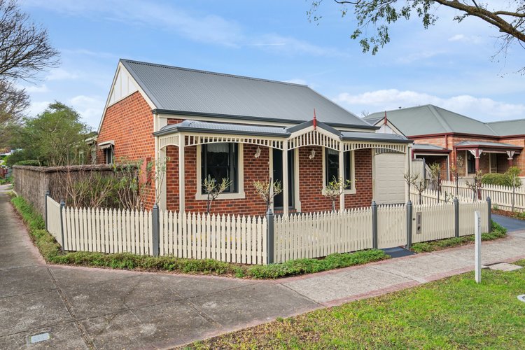 22 Chatswood Grove  Chirnside Park 3116