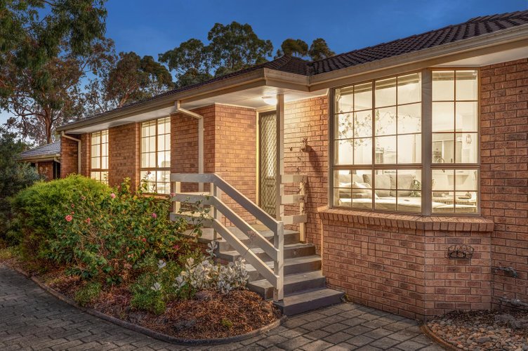 2 2 Fernside Avenue Briar Hill 3088