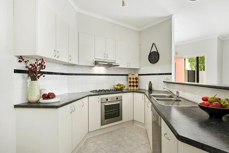 2/20 Tulloch Grove Glen Waverley 3150
