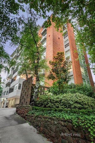 2.2 9 Struan Street Toorak 3142