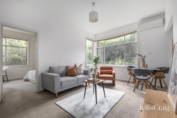 2 2A Burnie Street Toorak 3142