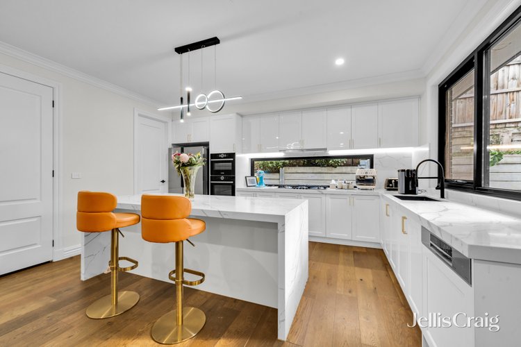 2/3 Forster Road Mount Waverley 3149