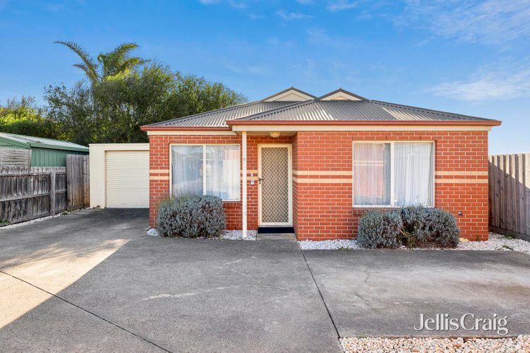 2 30 Paramount Crescent St Albans Park 3219