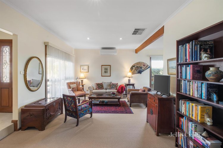 2 35 Woolcock Avenue Kew East 3102