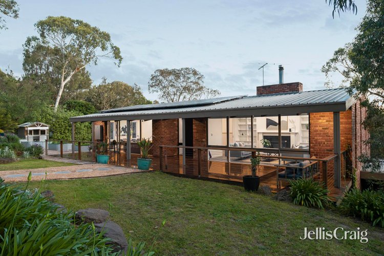 24 Warringah Crescent Eltham 3095