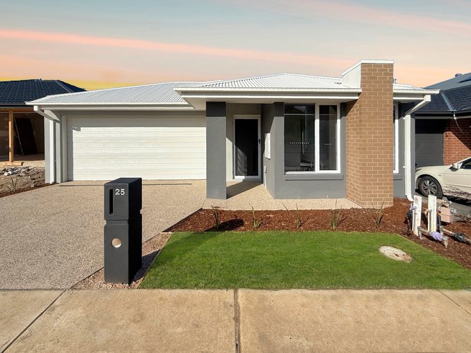 25 Batten Road  Charlemont 3217