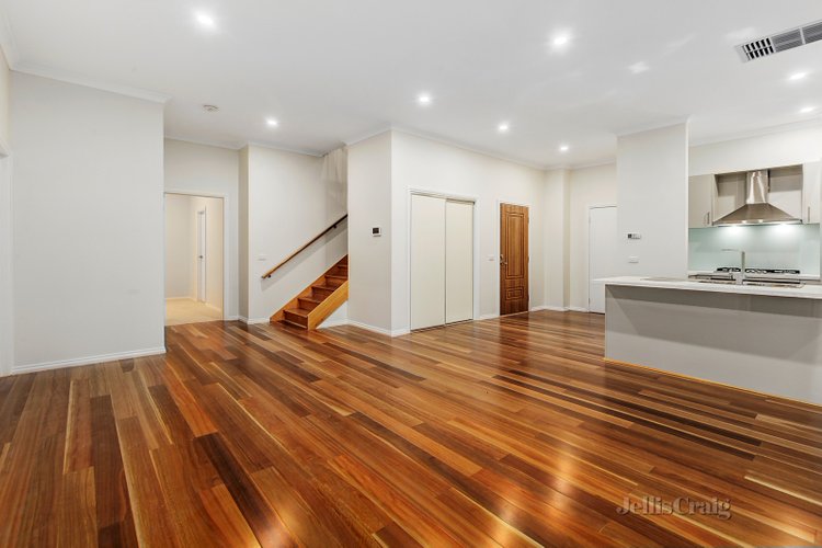 2/5 Kingsley Grove Mount Waverley 3149