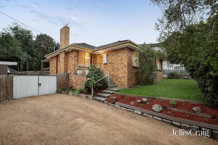 25 Pinehills Drive Greensborough 3088