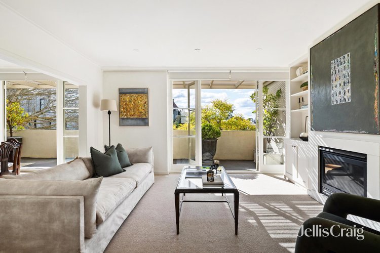 2 5 Selwyn Court Toorak 3142
