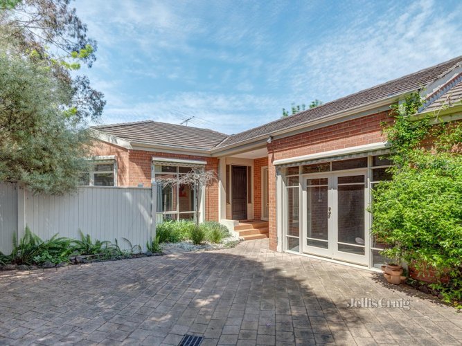 2/6 Daphne Street Canterbury 3126