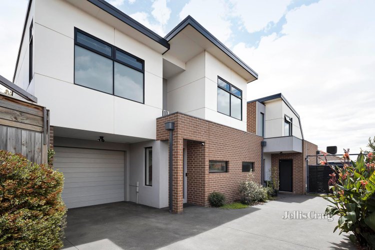 2 6 Gisborne Crescent Reservoir 3073