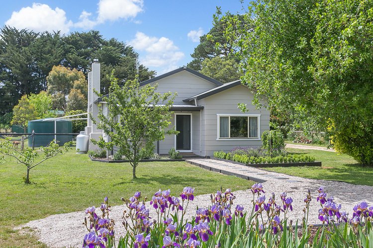 27 Bergs Lane Trentham 3458