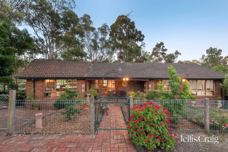 27 Warrington Crescent Wattle Glen 3096