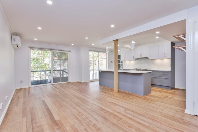 2/8 Weyburn Place  Avondale Heights 3034