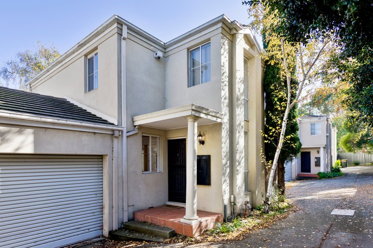 2/8 Weyburn Place  Avondale Heights 3034