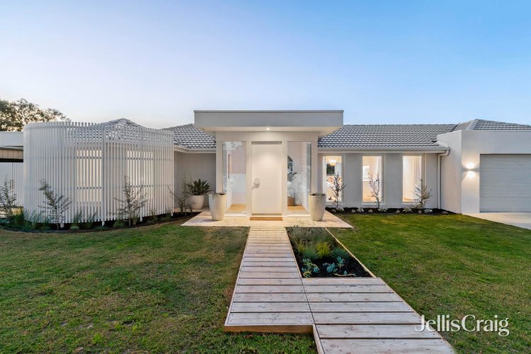 3 Broxbourne Brae Mornington 3931