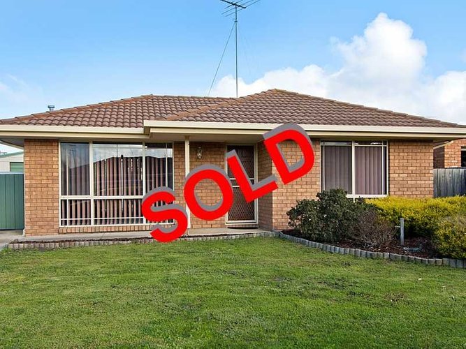3 Stefania Mews Whittington 3219