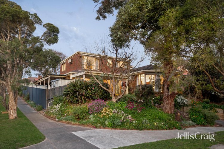 32 Binnak Drive Watsonia North 3087