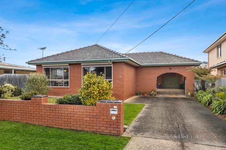 32 Seaview Avenue St Leonards 3223