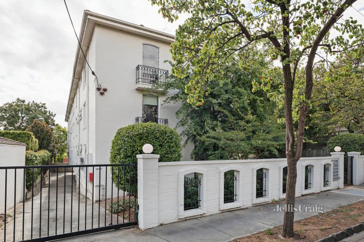 3 2 Tintern Avenue Toorak 3142