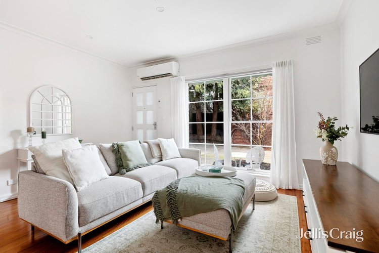 3 242 Woodland Street Strathmore 3041