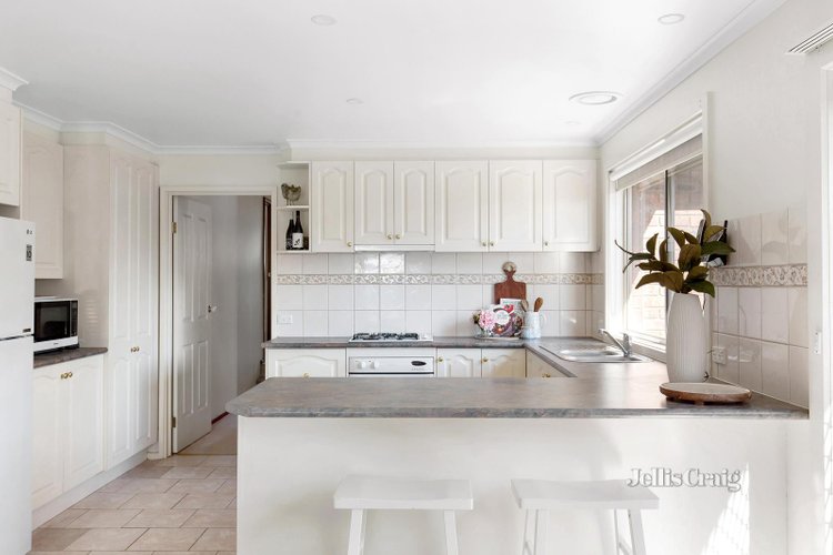33 Collendina Crescent Greensborough 3088