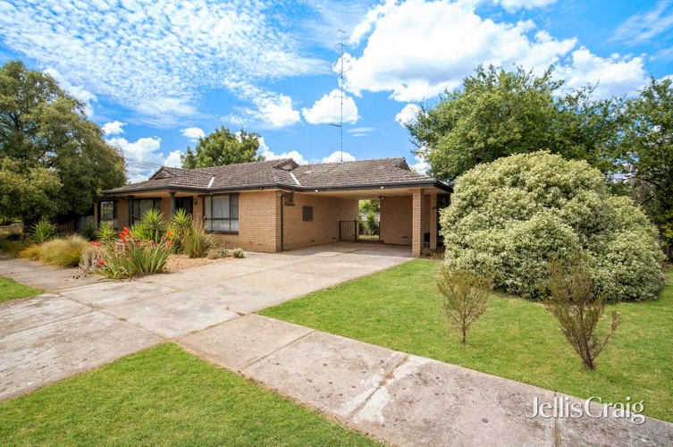 34 Lake Street  Wendouree 3355