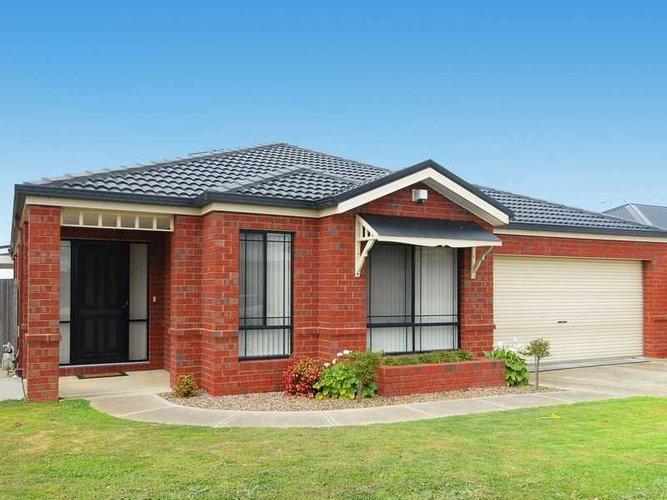 35 Carbine Drive St Albans Park 3219