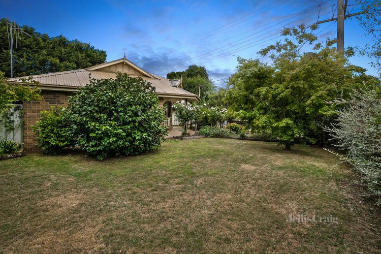 35 Stuart Drive Woodend 3442
