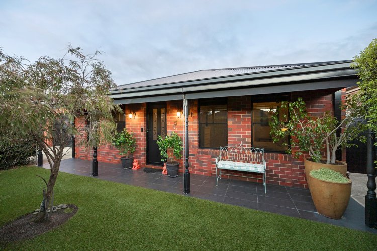 37 Carbine Drive St Albans Park 3219