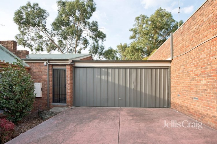 4/17 Batman Road Eltham 3095