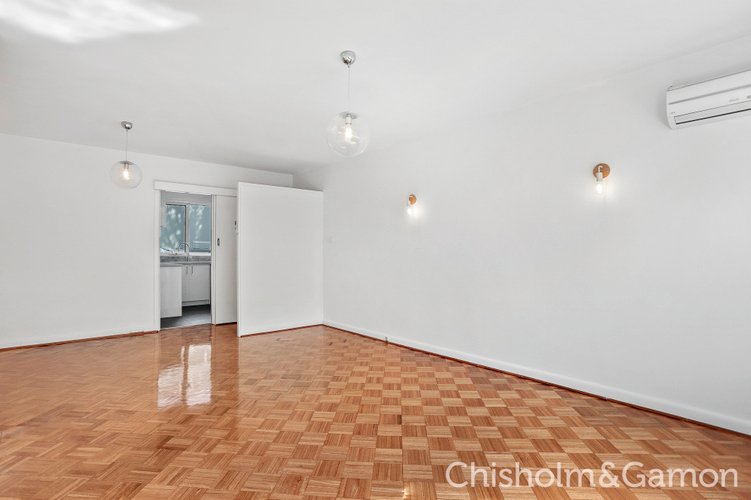 4/4 Burns Street Elwood 3184