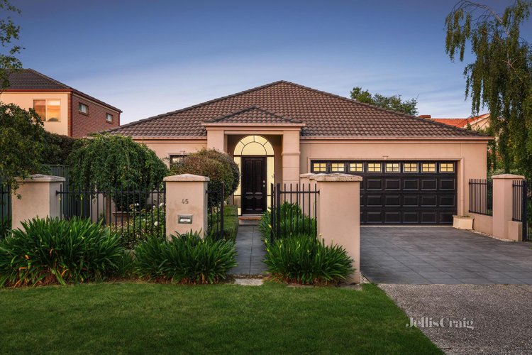 45 St Michaels Place Lake Gardens 3355