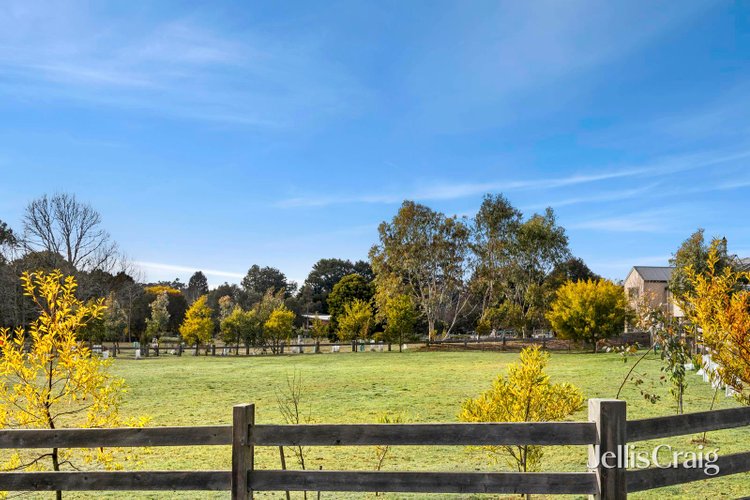 5 Banksia Place Trentham 3458
