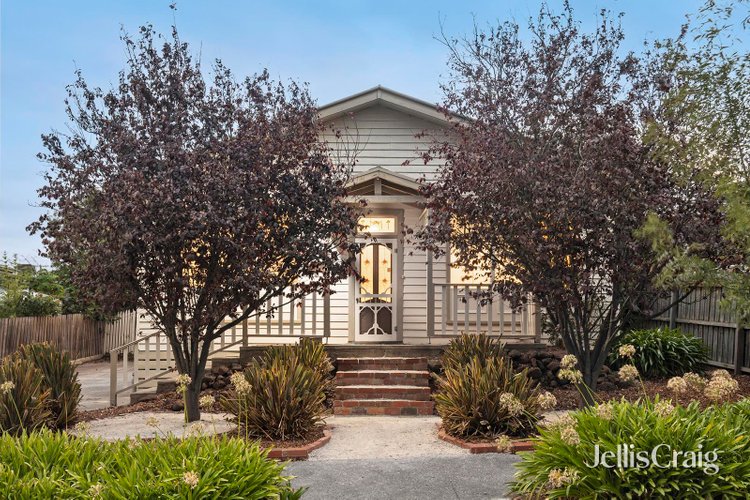 5 Downie Crescent Hamlyn Heights 3215