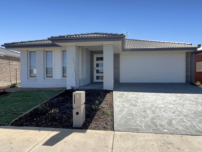 5 Frangipani Avenue Charlemont 3217