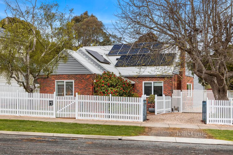 6 Ashbourne Road Woodend 3442