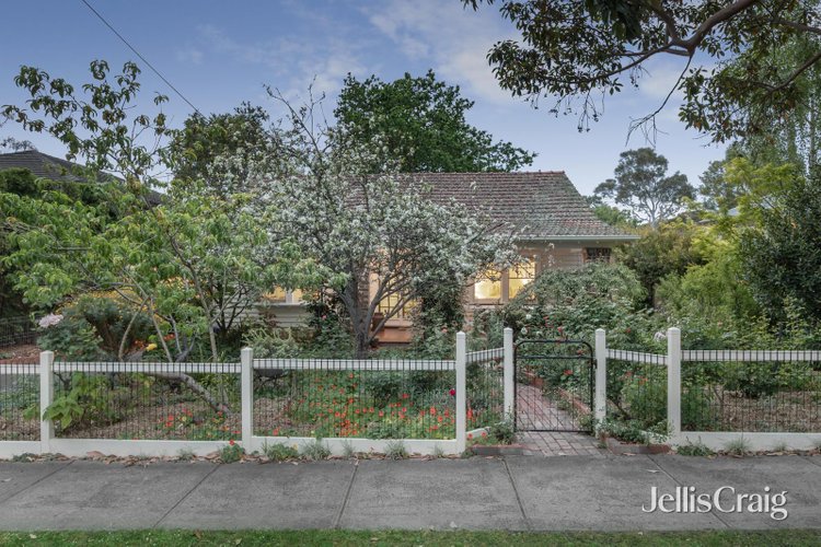 6 Carlyle Crescent Mont Albert 3127