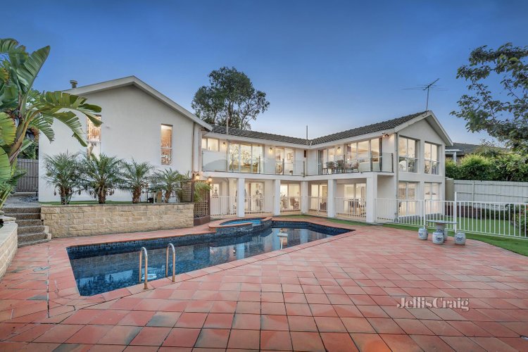6 Paxton Drive Glen Waverley 3150