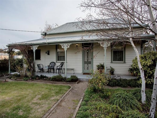6 Tivey Street Newstead 3462
