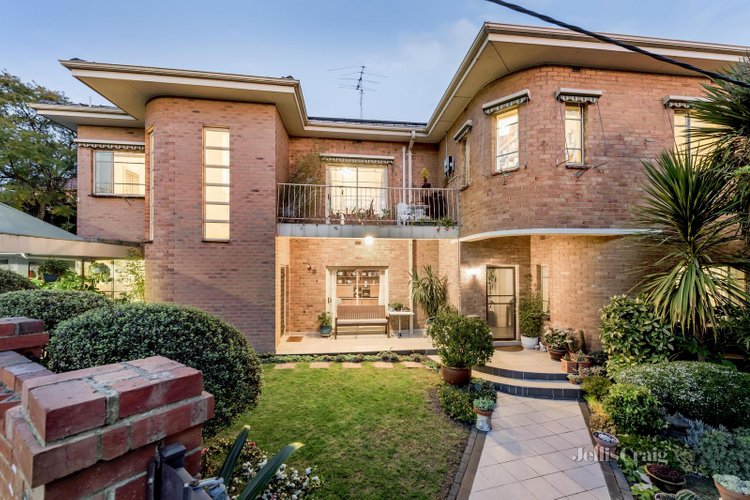 6 Younger Court Kew 3101